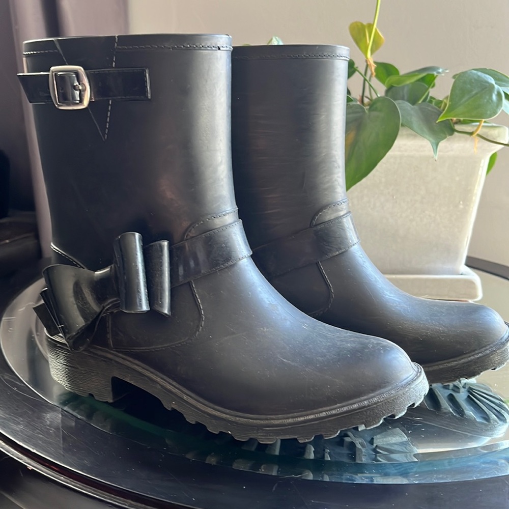 ✨2/$20 Youth Rubber boots. Preloved but still lots of life in them!